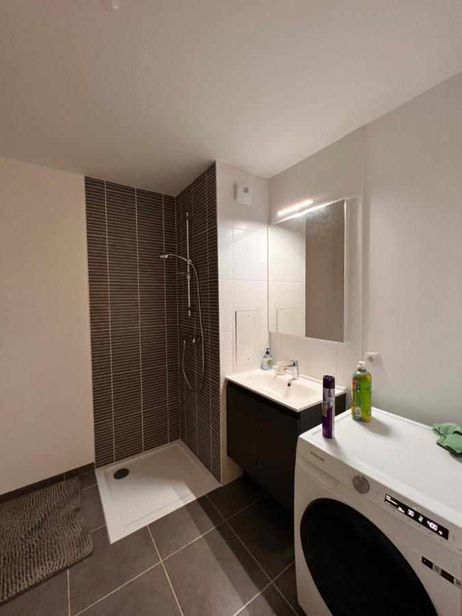 Chambre Individuelle Dans Un Appartement A 37 De Champs Elysees Sartrouville Exterior foto